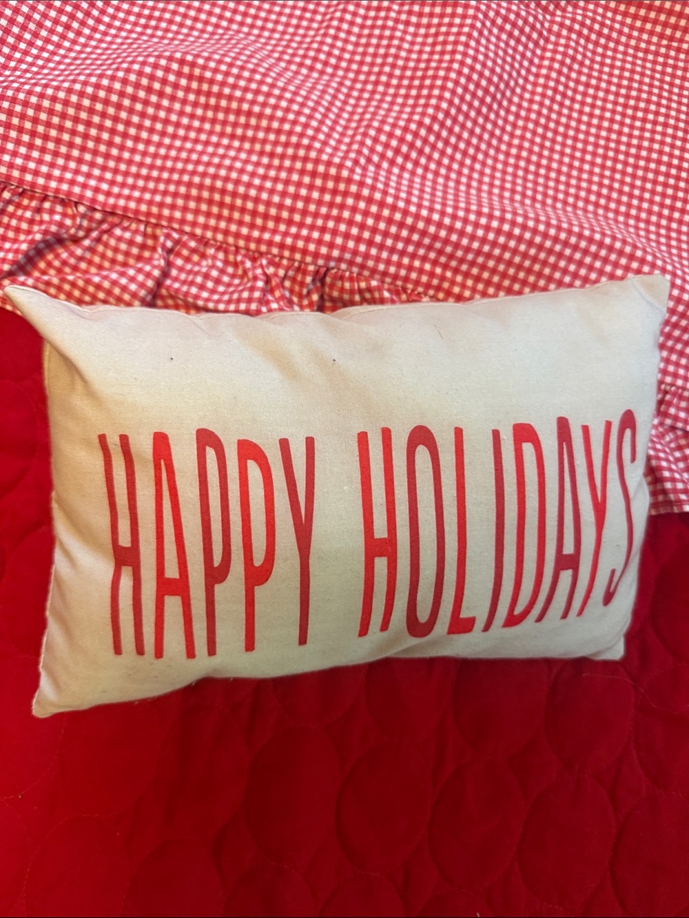 Red standard sized pillow cases and accent pillow - Picture 4 of 4